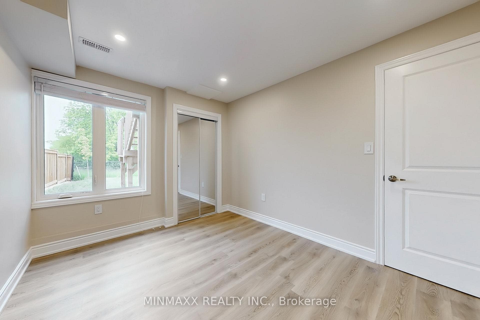 465 Thornborrow (2-Bed Walkout Bsmt Apt) Court photo 15