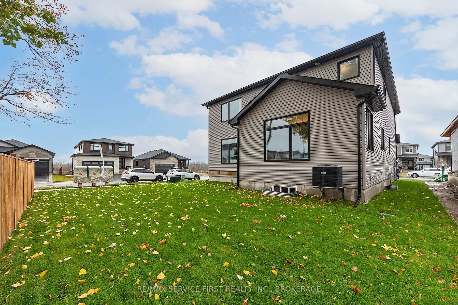 1366 Woodfield Crescent photo 5