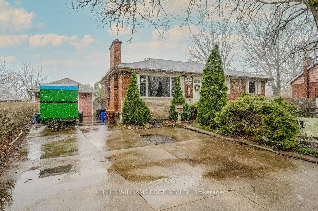 1258 Princeton Crescent photo 2