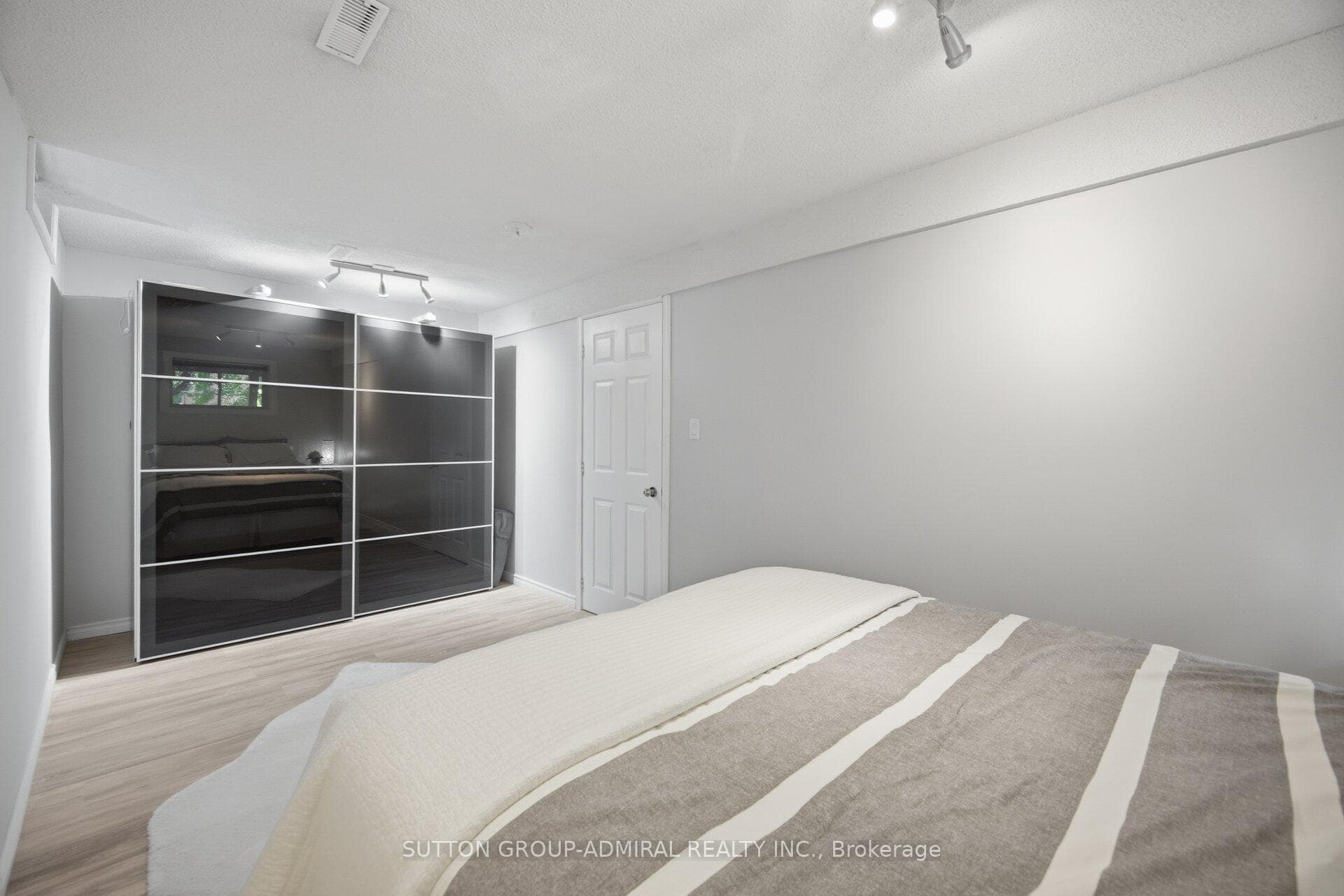 70 Topham Crescent photo 46