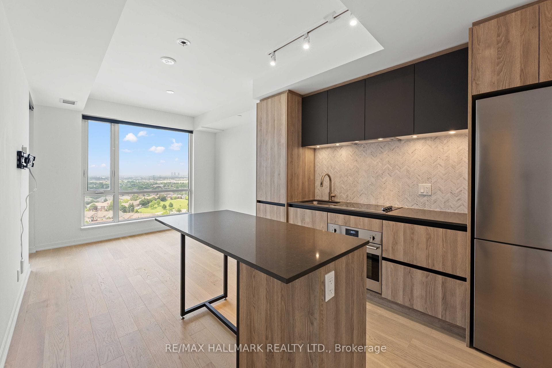 Kitchen W S/S Appliances, Quartz Counters,& Island