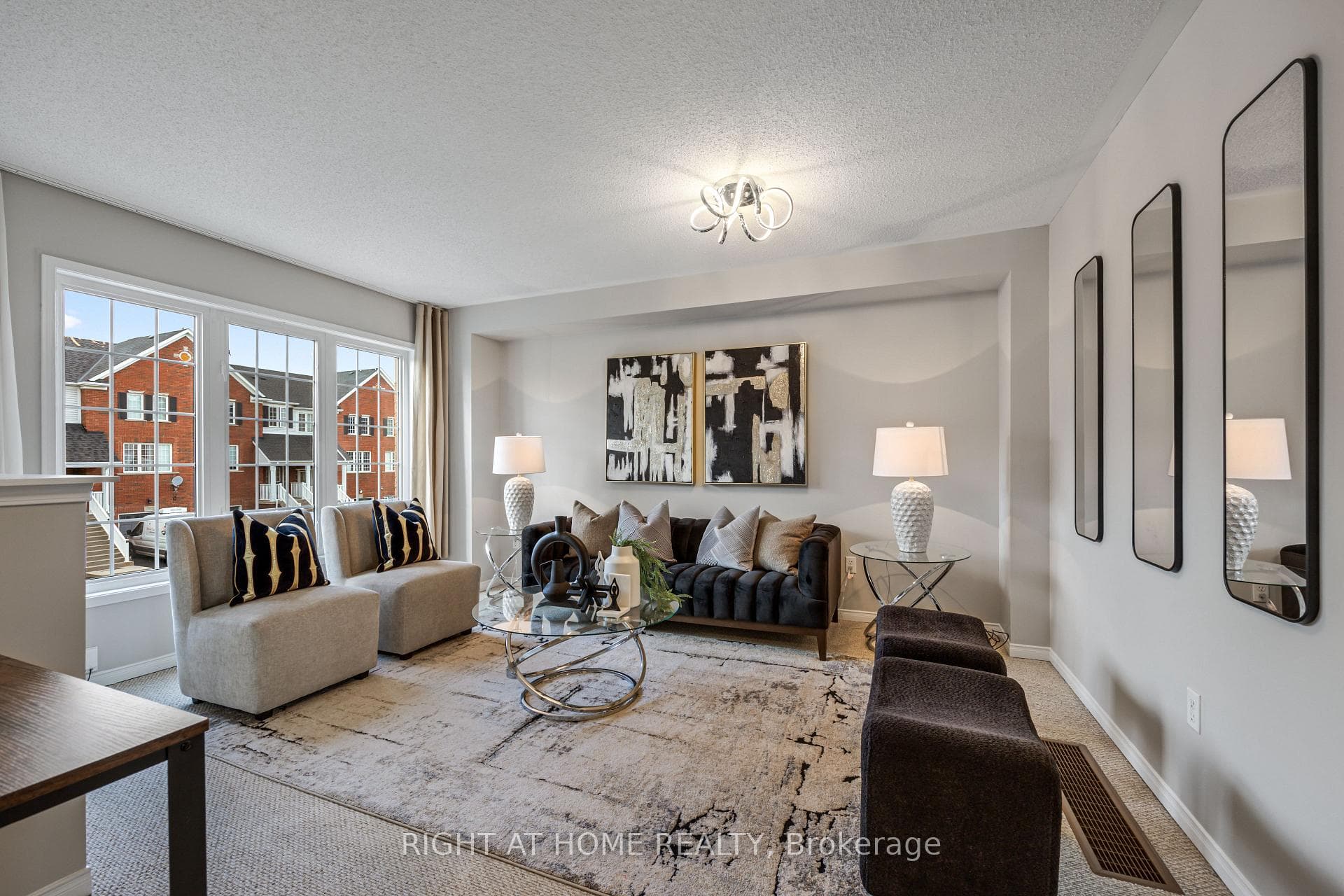 1259 Lamont Crescent photo 3