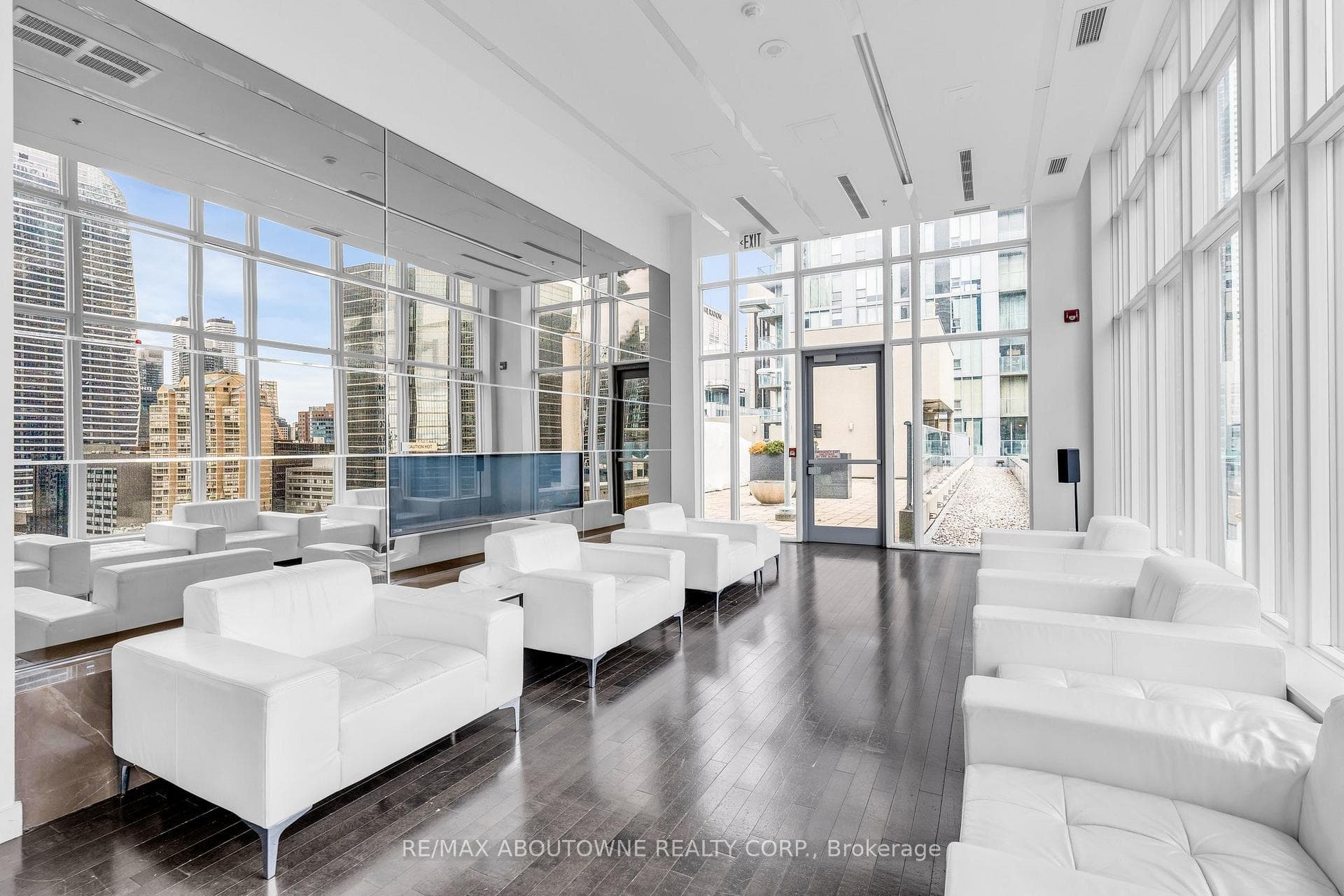 126 Simcoe Street Unit 3008 photo 3