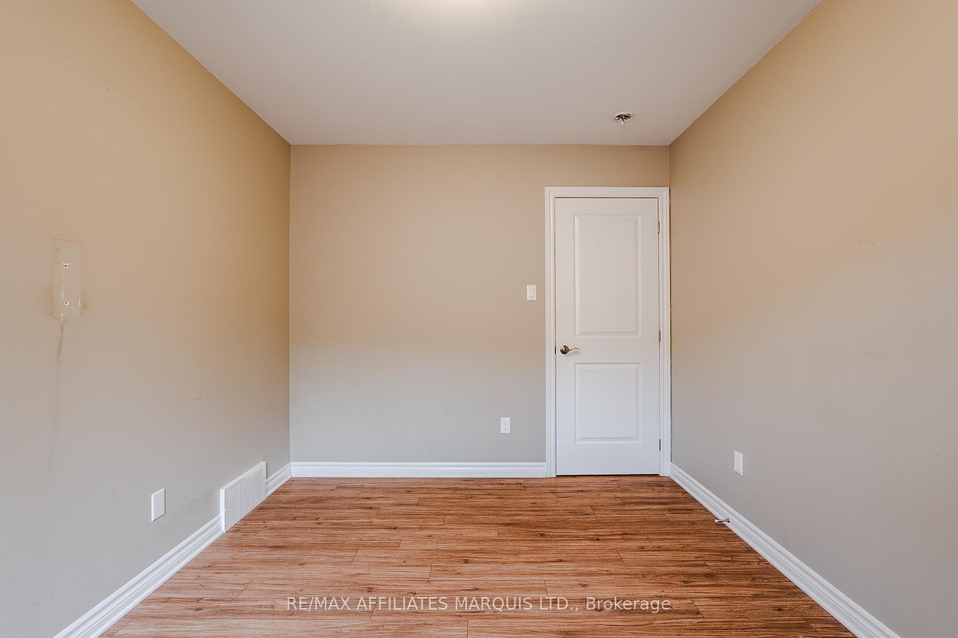 660 Hamilton Crescent photo 22