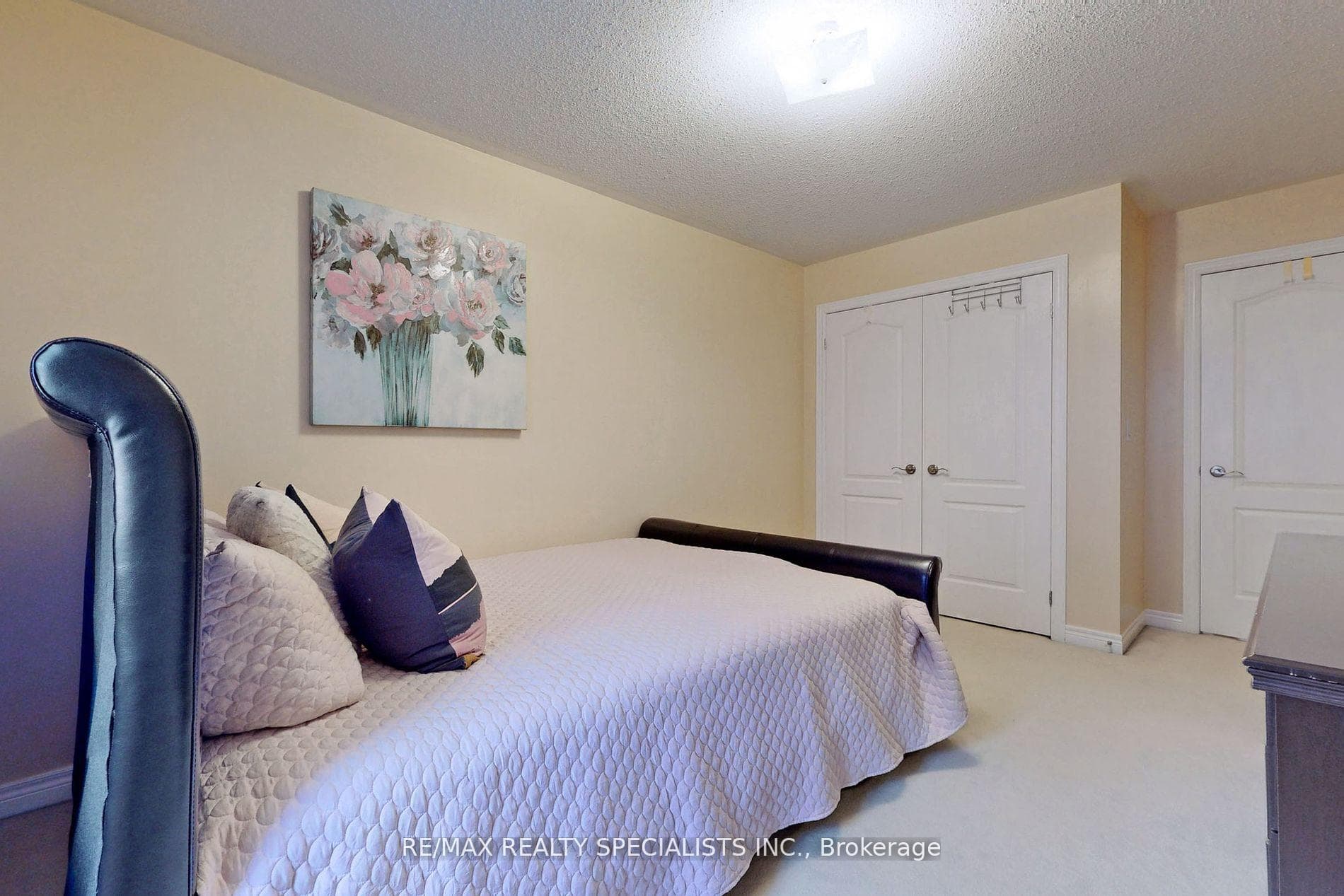 37 Versailles Crescent photo 29