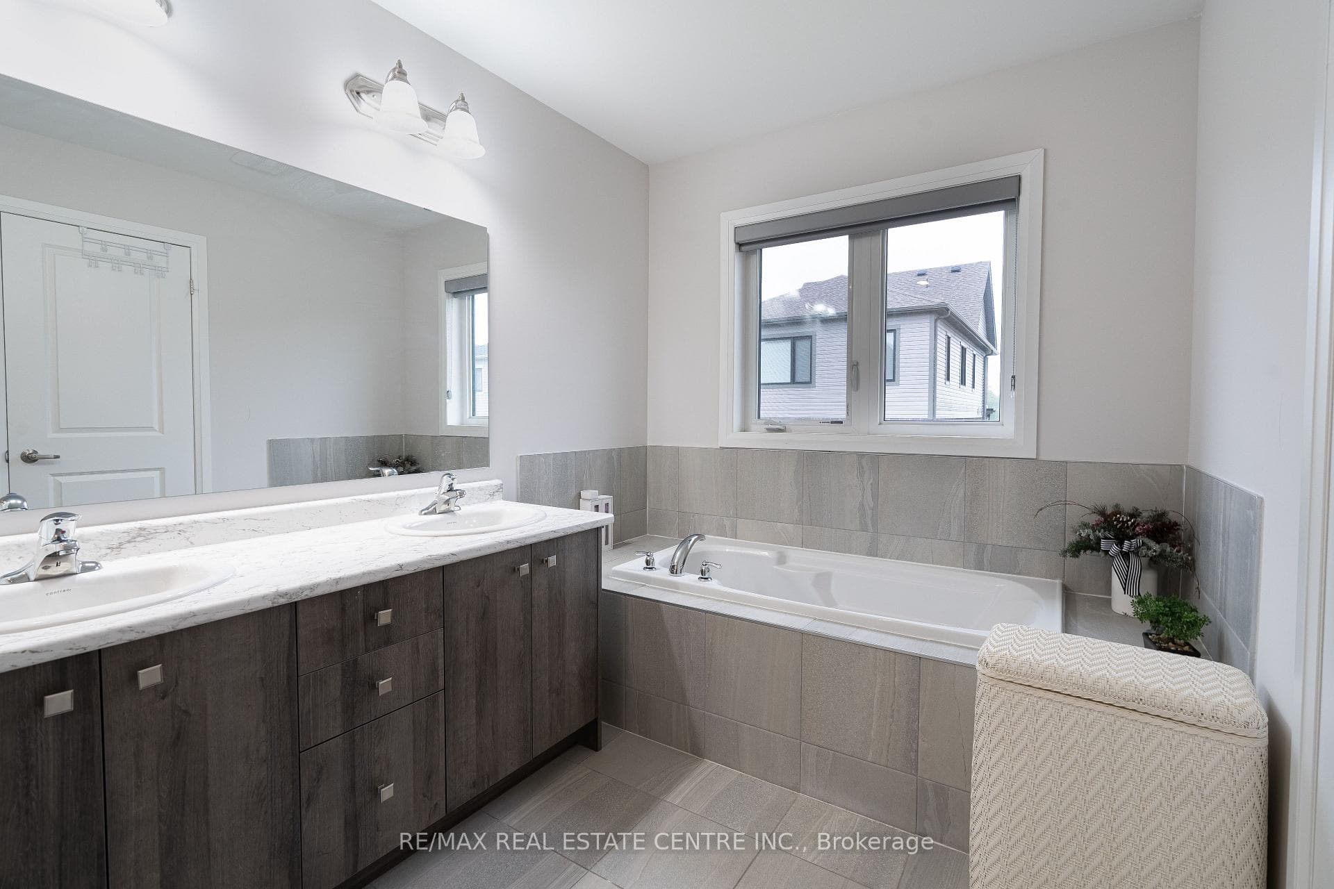 123 Freedom Crescent photo 32