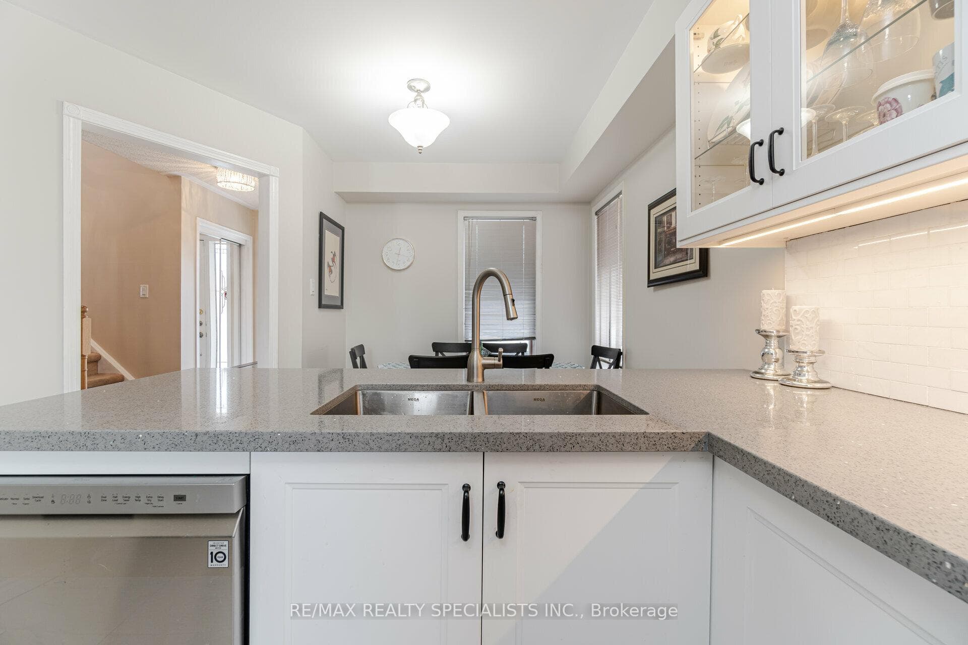 75 VIVIANS Crescent photo 9