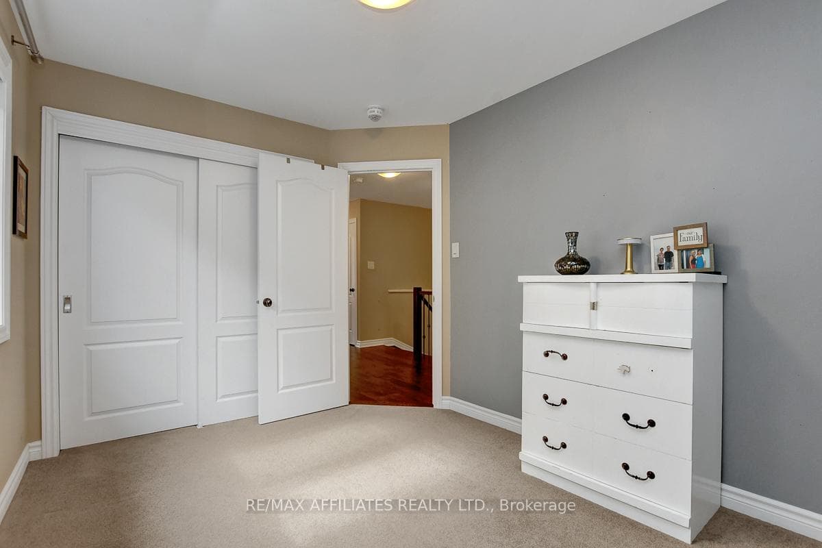 228 Fergus Crescent photo 30