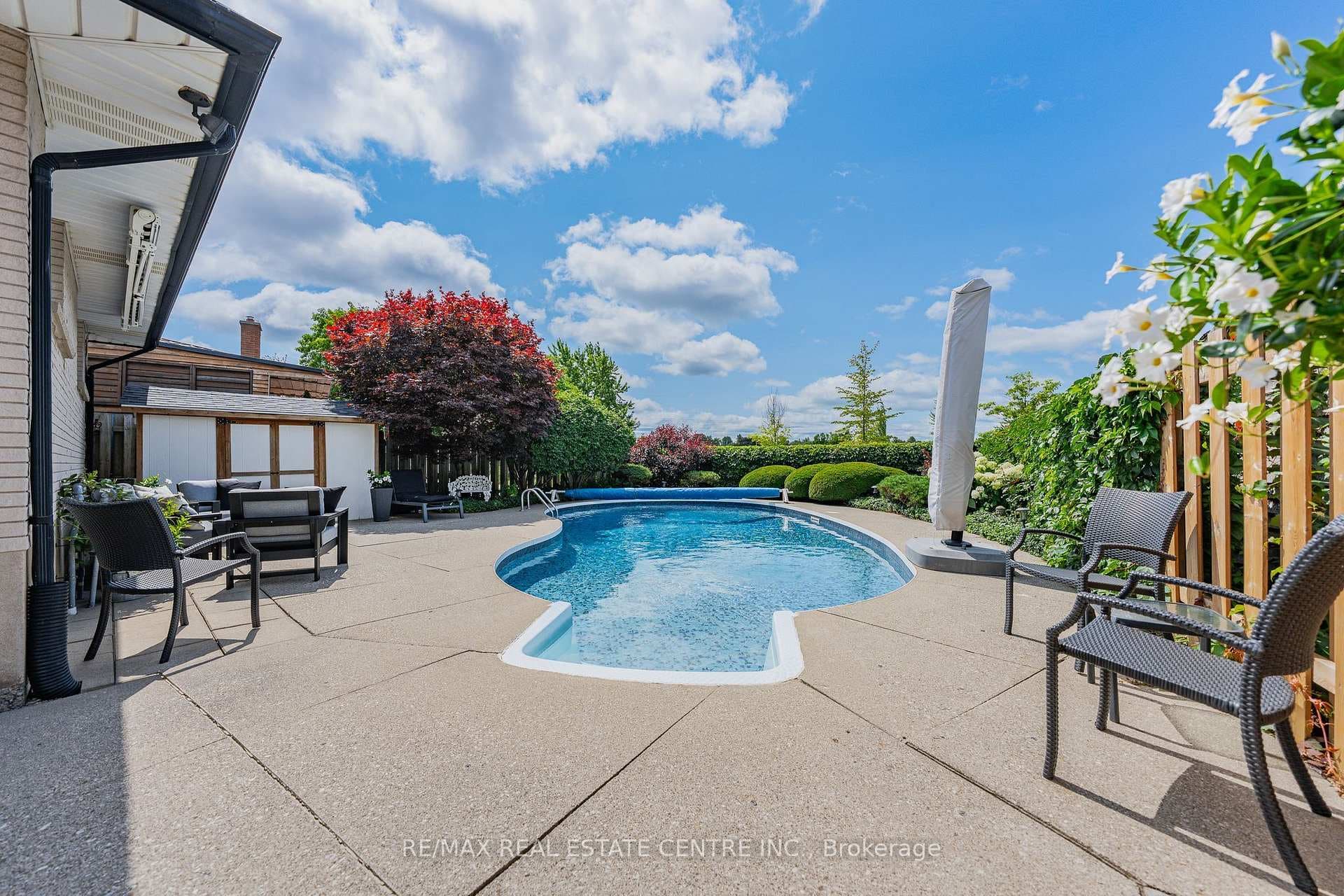 107 Laurentian Drive photo 3