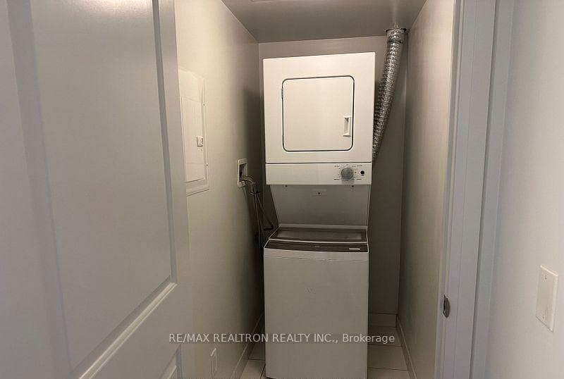30 Meadowglen Place Unit 516 photo 3