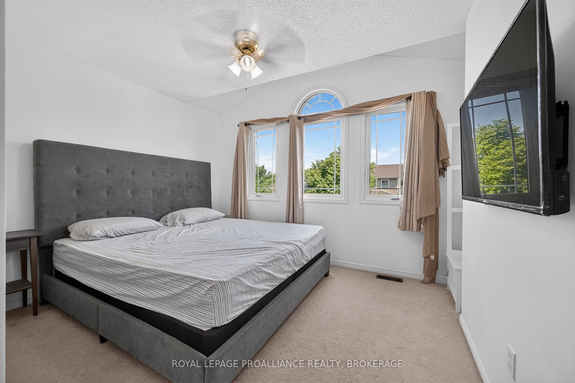 445 Maureen Street photo 24