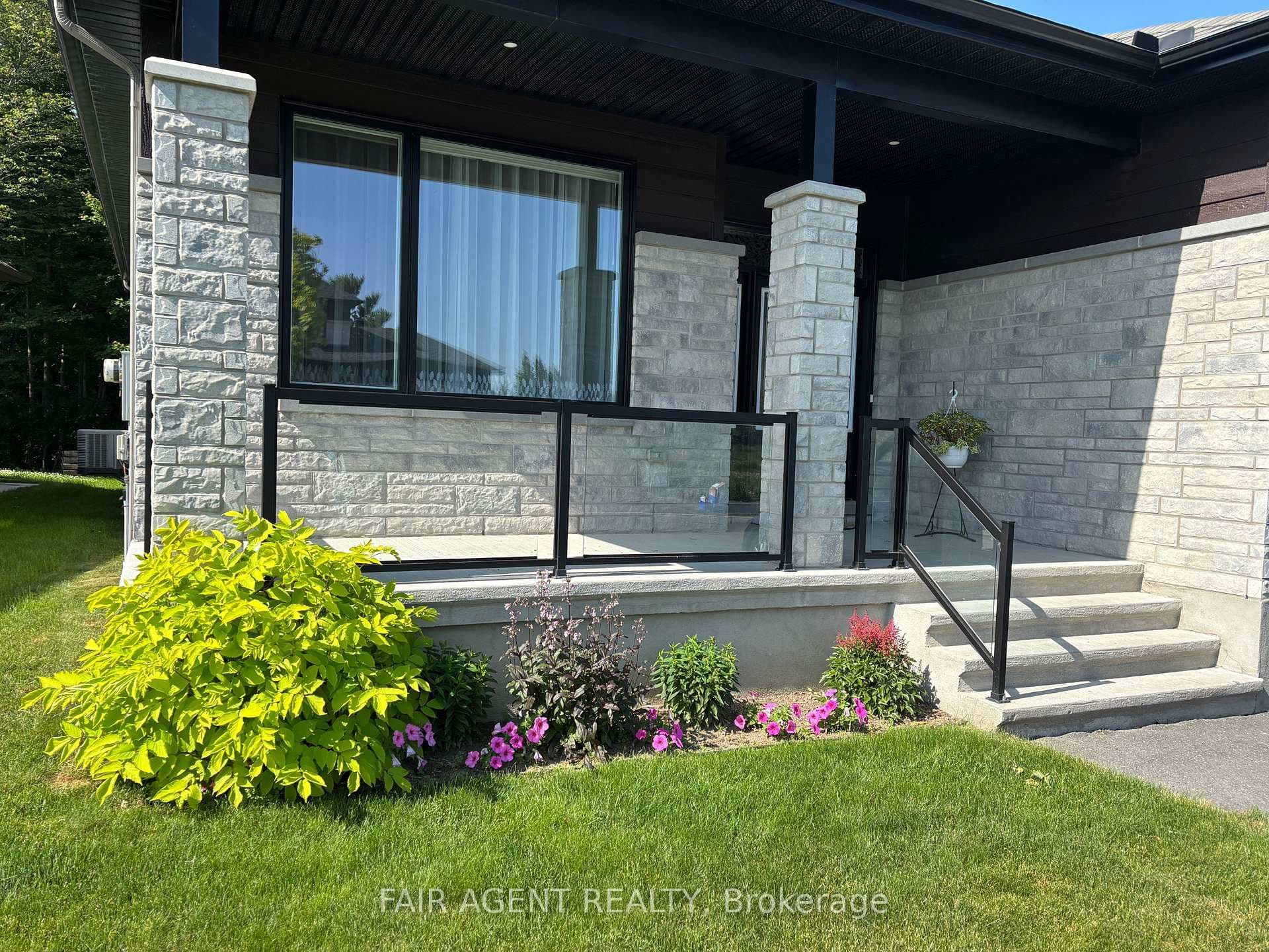 370 Dore Street photo 2