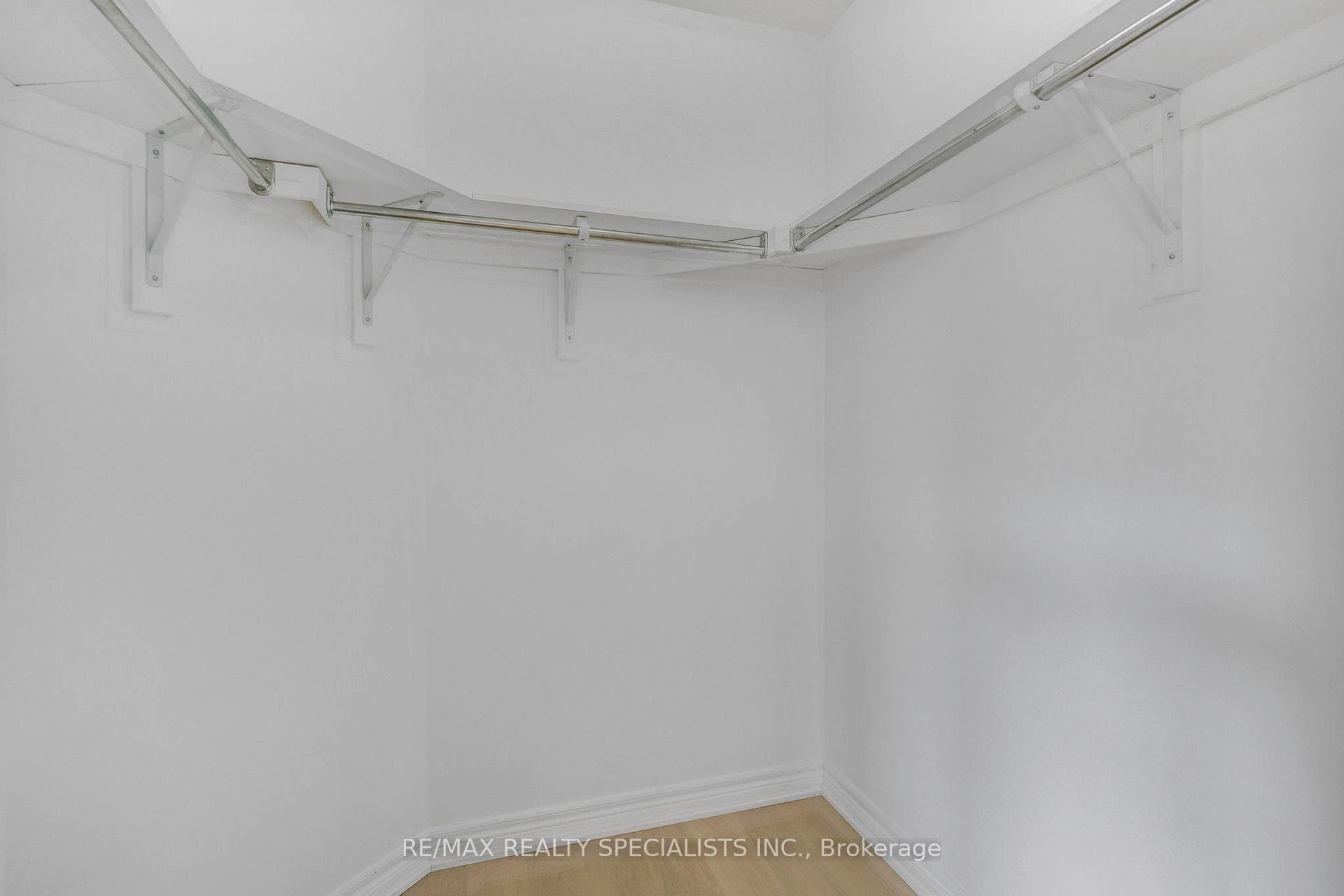 192 Giddings Crescent photo 23