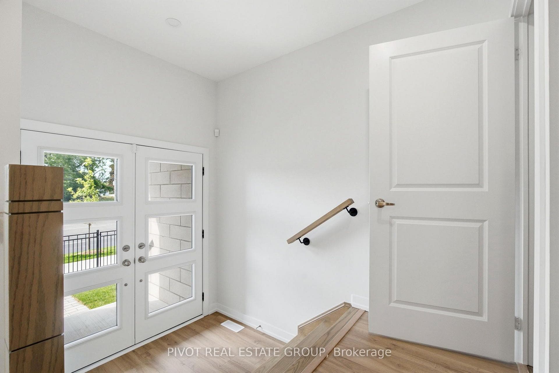 2752 Lawrence Avenue photo 4