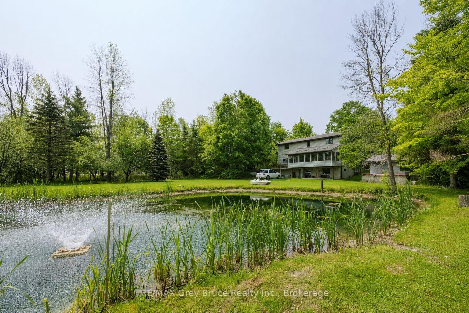 Over 8 acres, ponds and glorious nature!