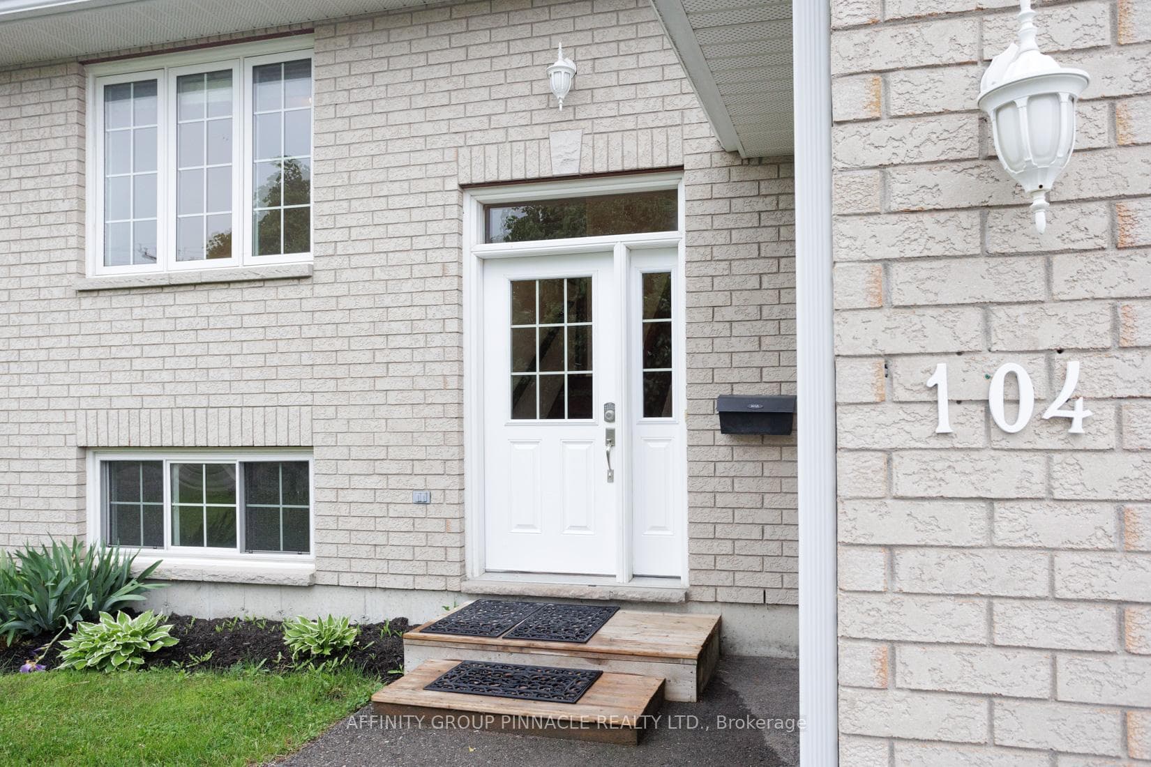 104 Adelaide Street photo 3