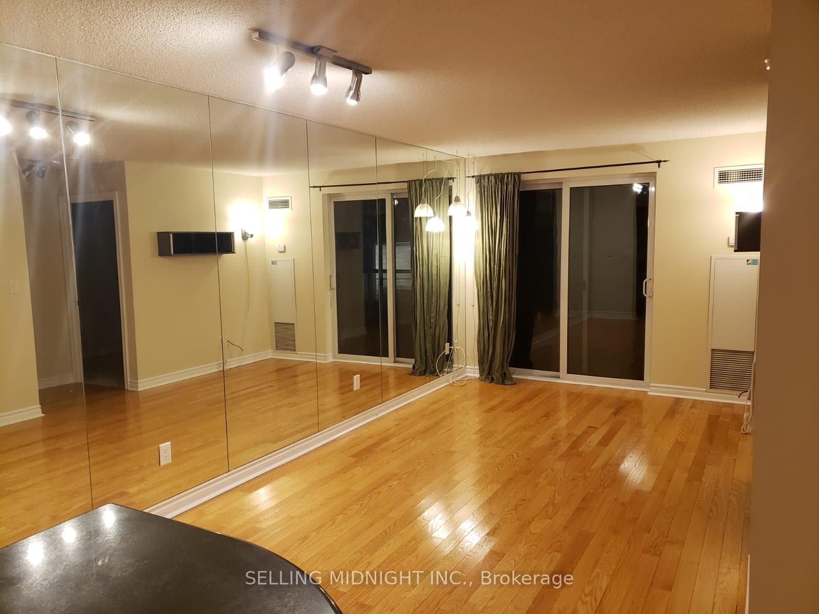 270 Wellington Street Unit 502 photo 6