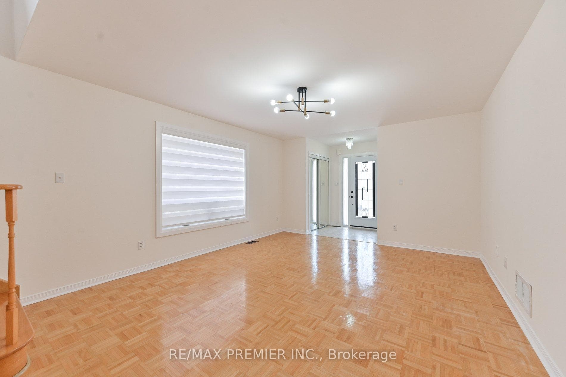 152 Laurelhurst Crescent photo 2
