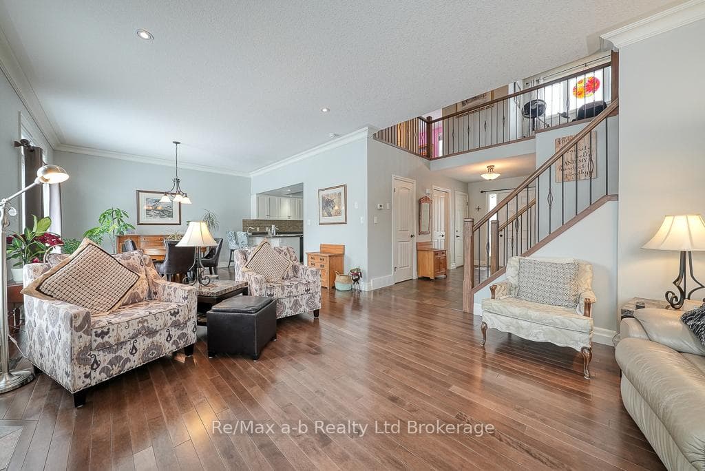 885 Ridgewood Drive photo 8