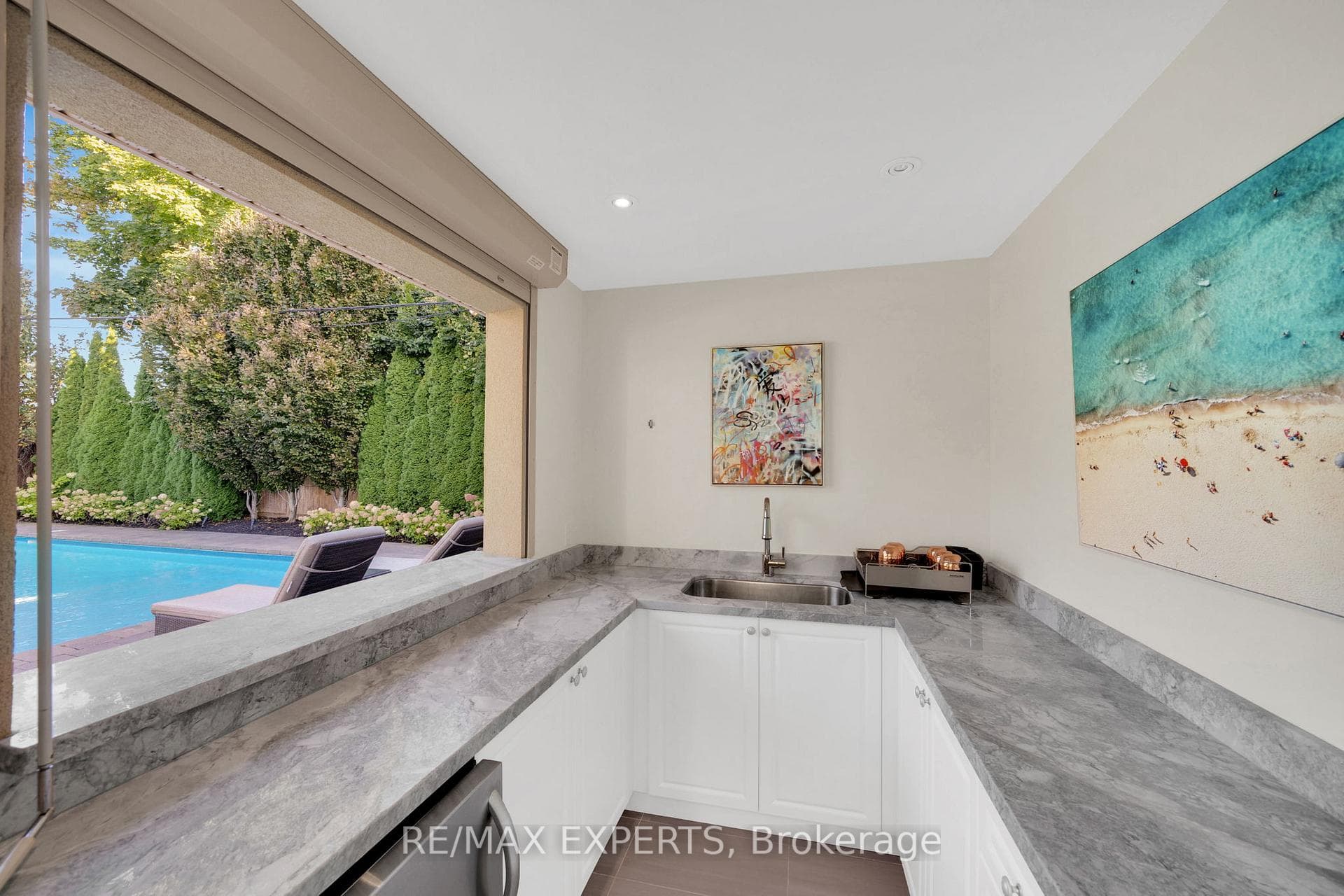 181 Kingslynn Drive photo 32