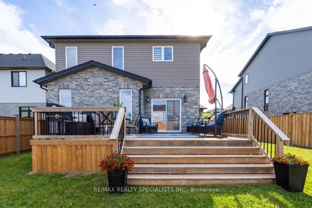 45 Peggy Avenue photo 40