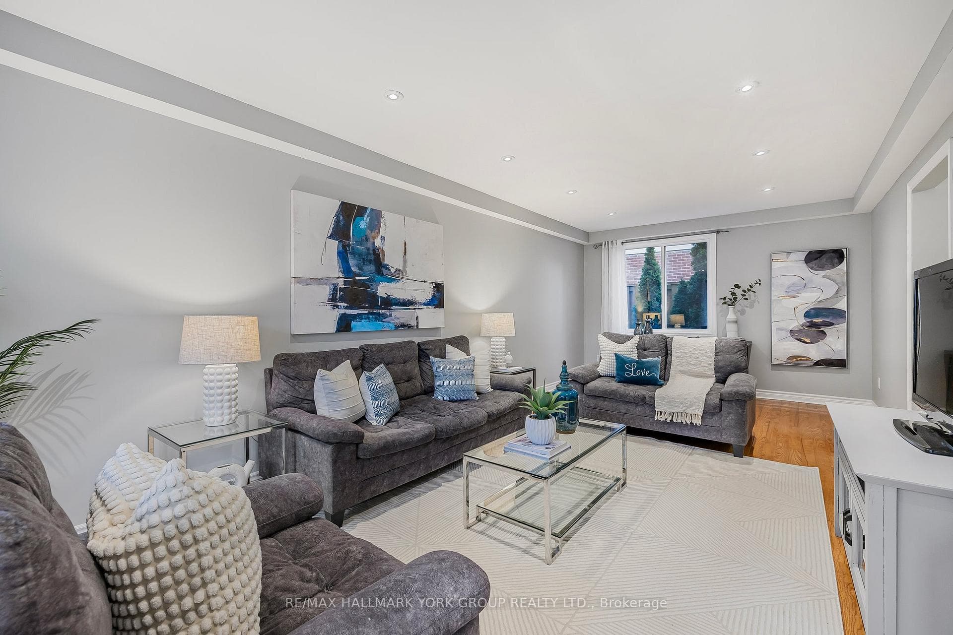 401 Handley Crescent photo 2