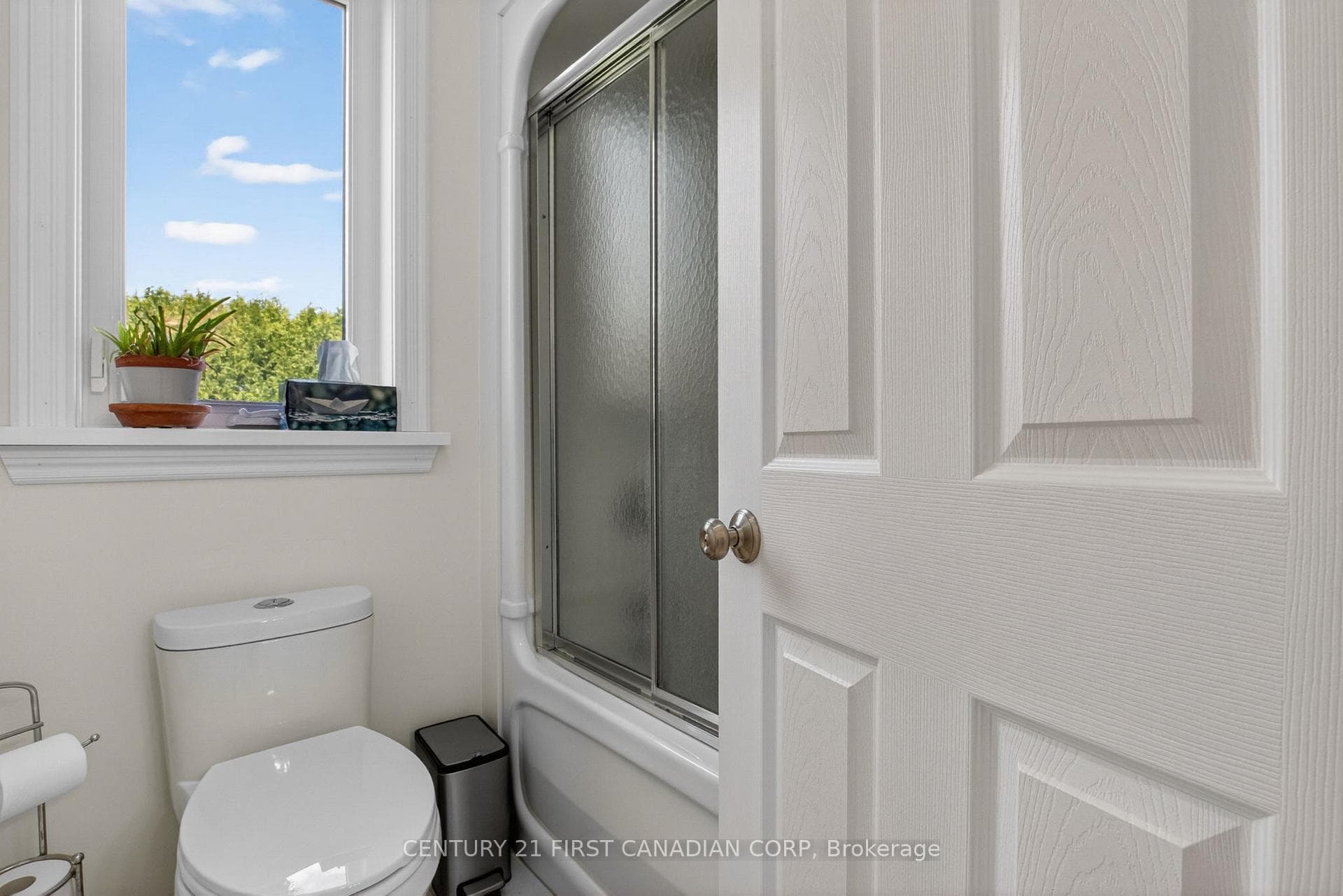653 Peter Street photo 27