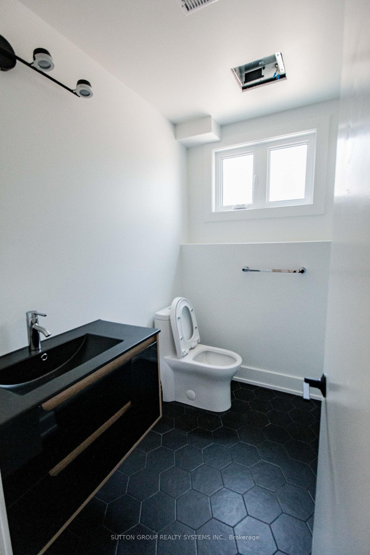 1426 Birchcliffe Court Unit lower photo 8