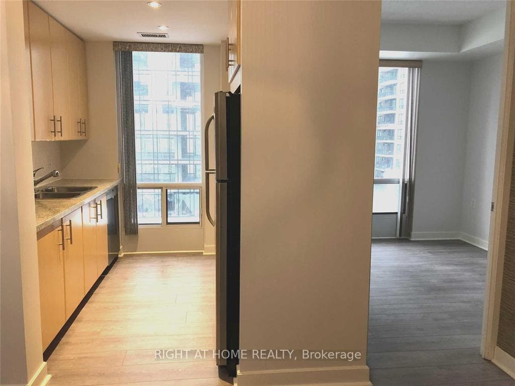 85 Bloor Street Unit 710 photo 4