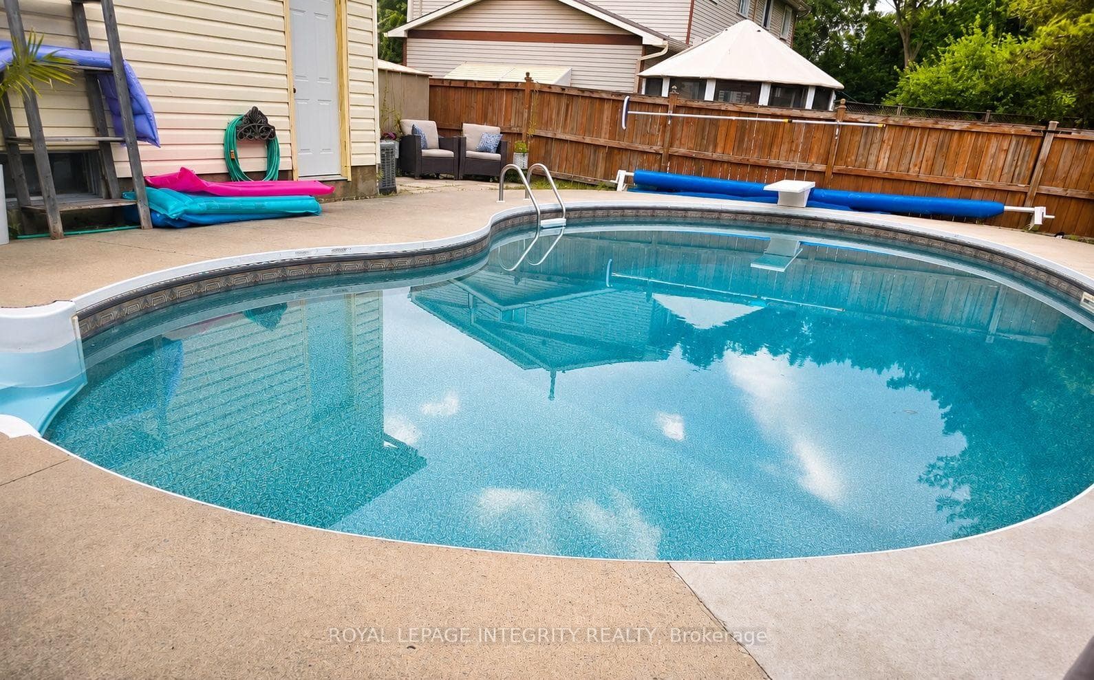 776 Vinette Crescent photo 2