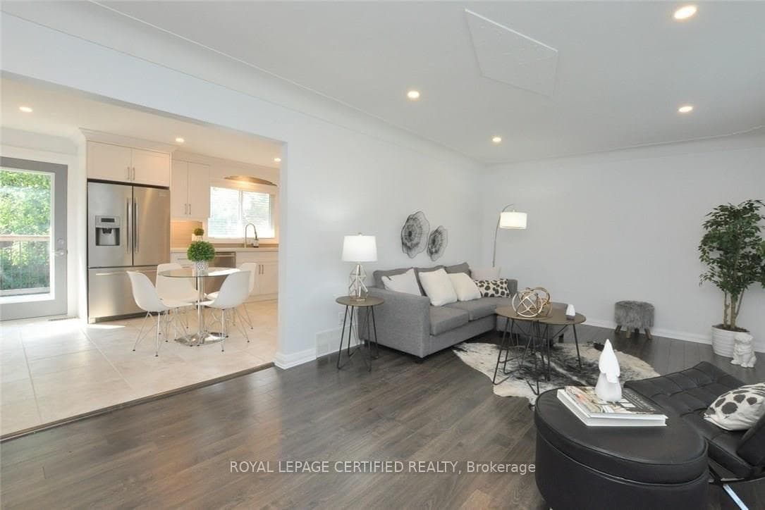 102 Laurier Avenue Unit upper level room for rent photo 3