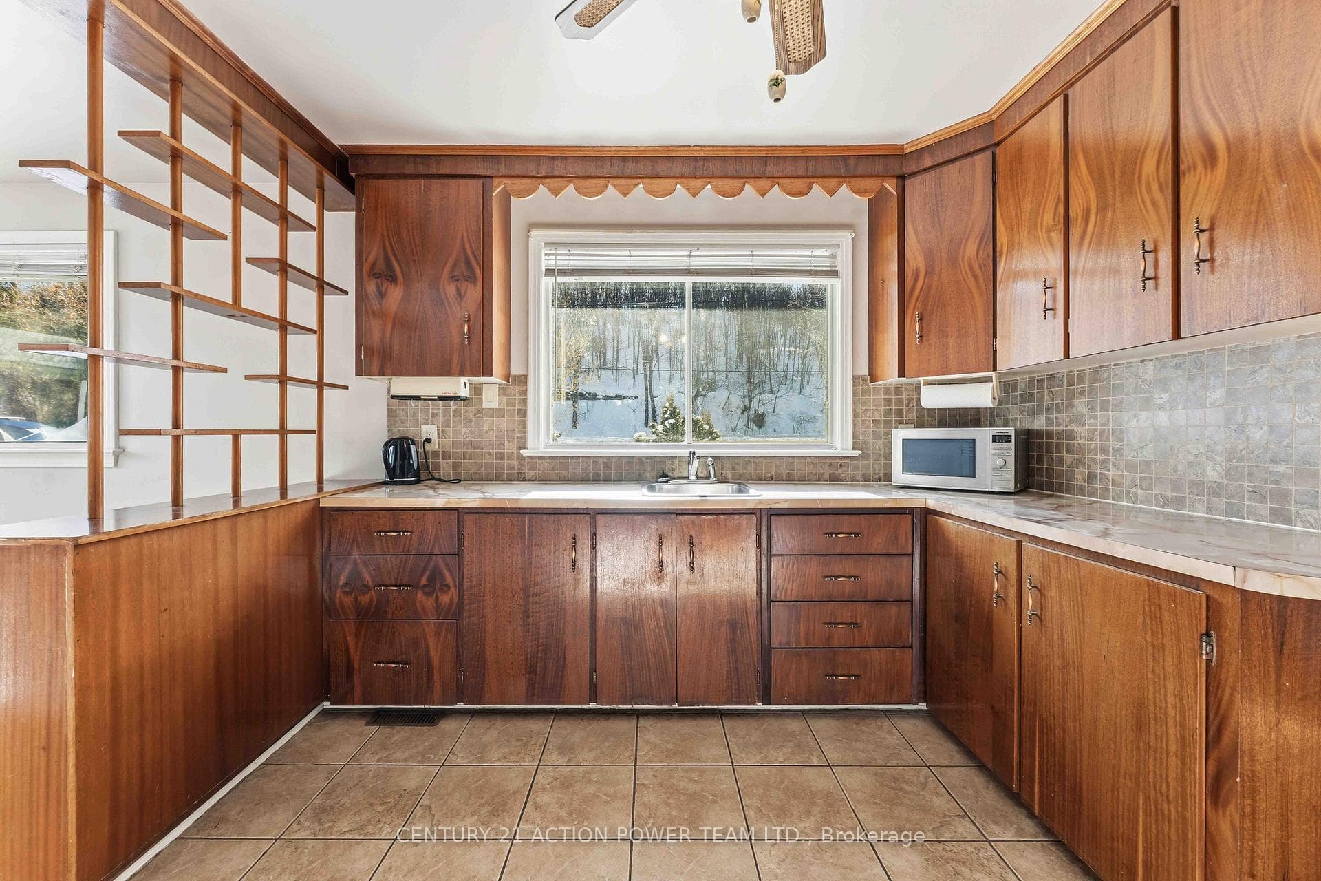 1705 OLD MONTREAL Road photo 9