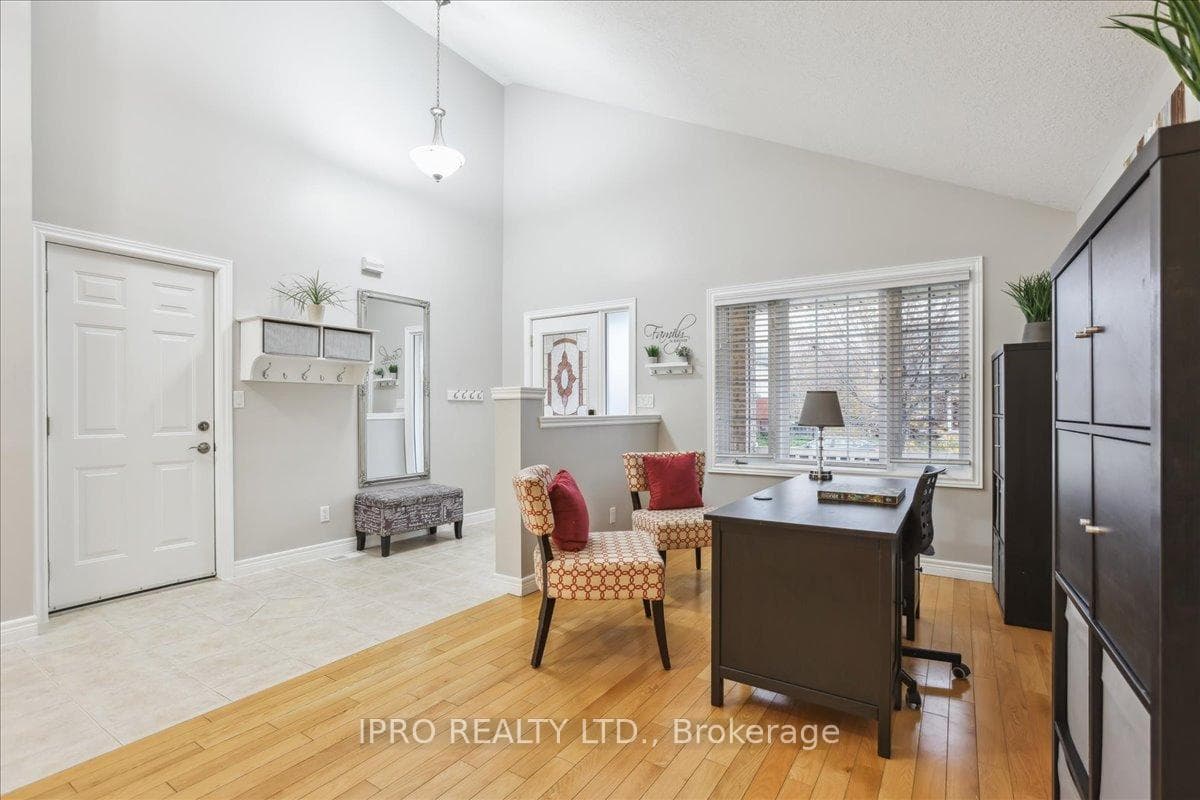 8 Irving Crescent photo 5