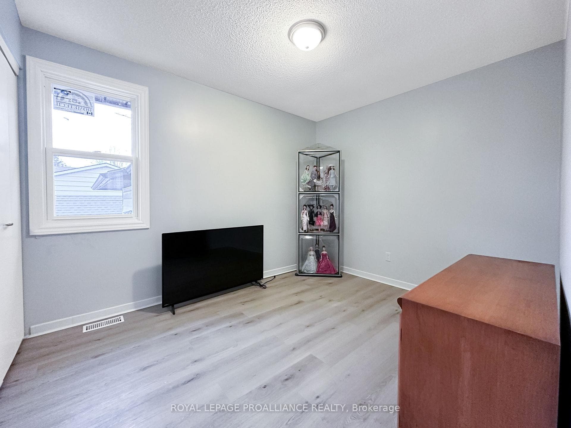 910 Cresthill Street photo 18