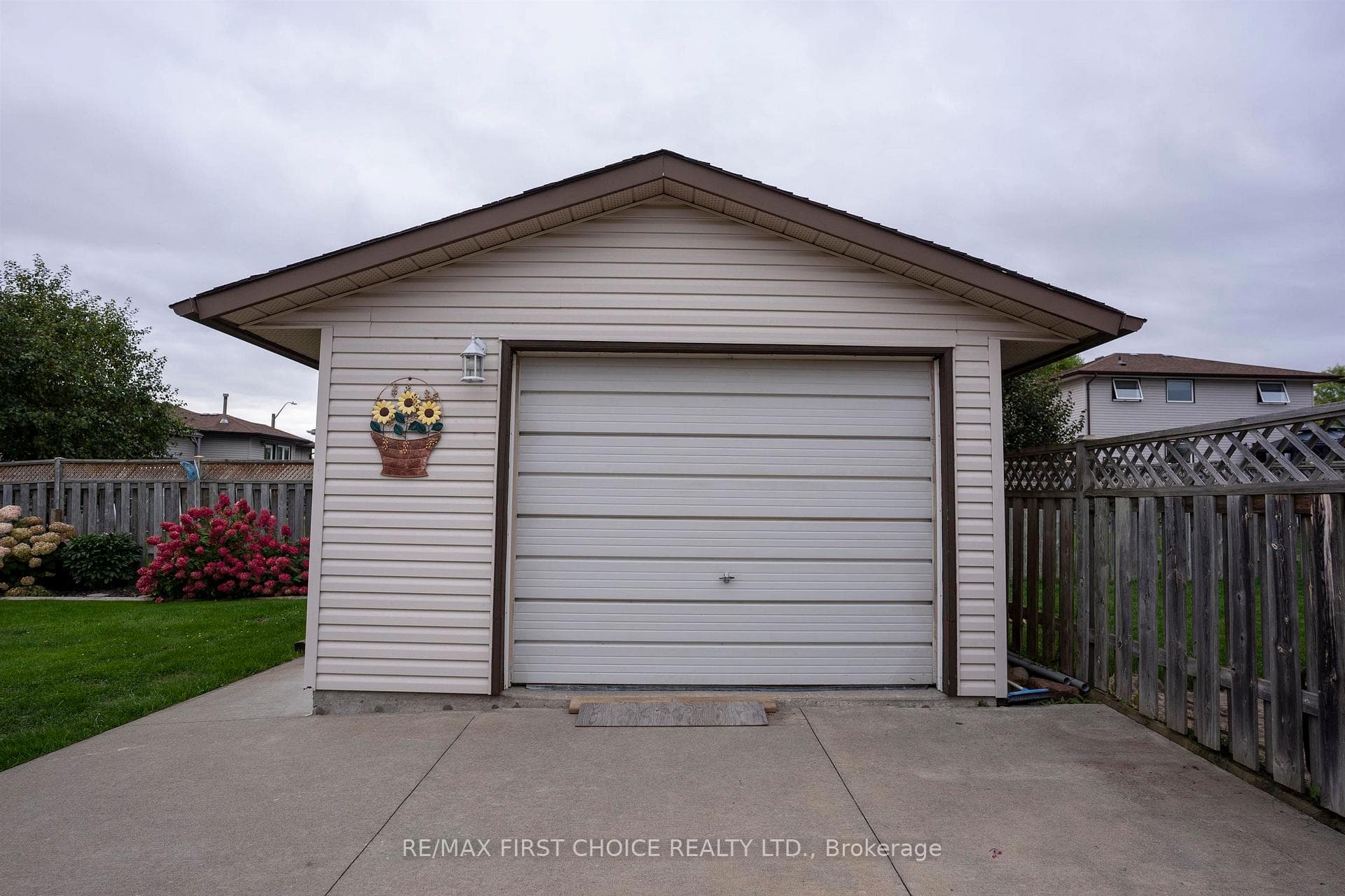 225 FLAMINGO DR photo 2
