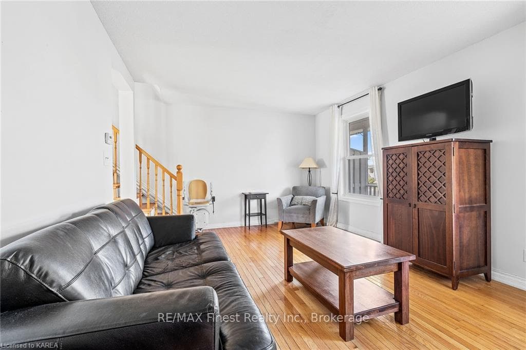 60 MCKEOWN Crescent photo 8