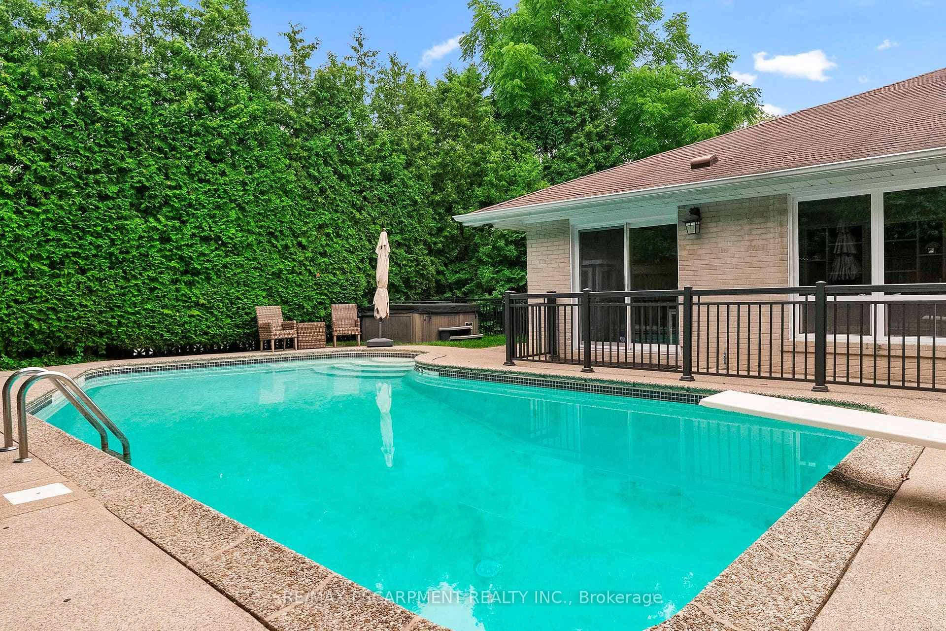 615 VANESSA Crescent photo 46