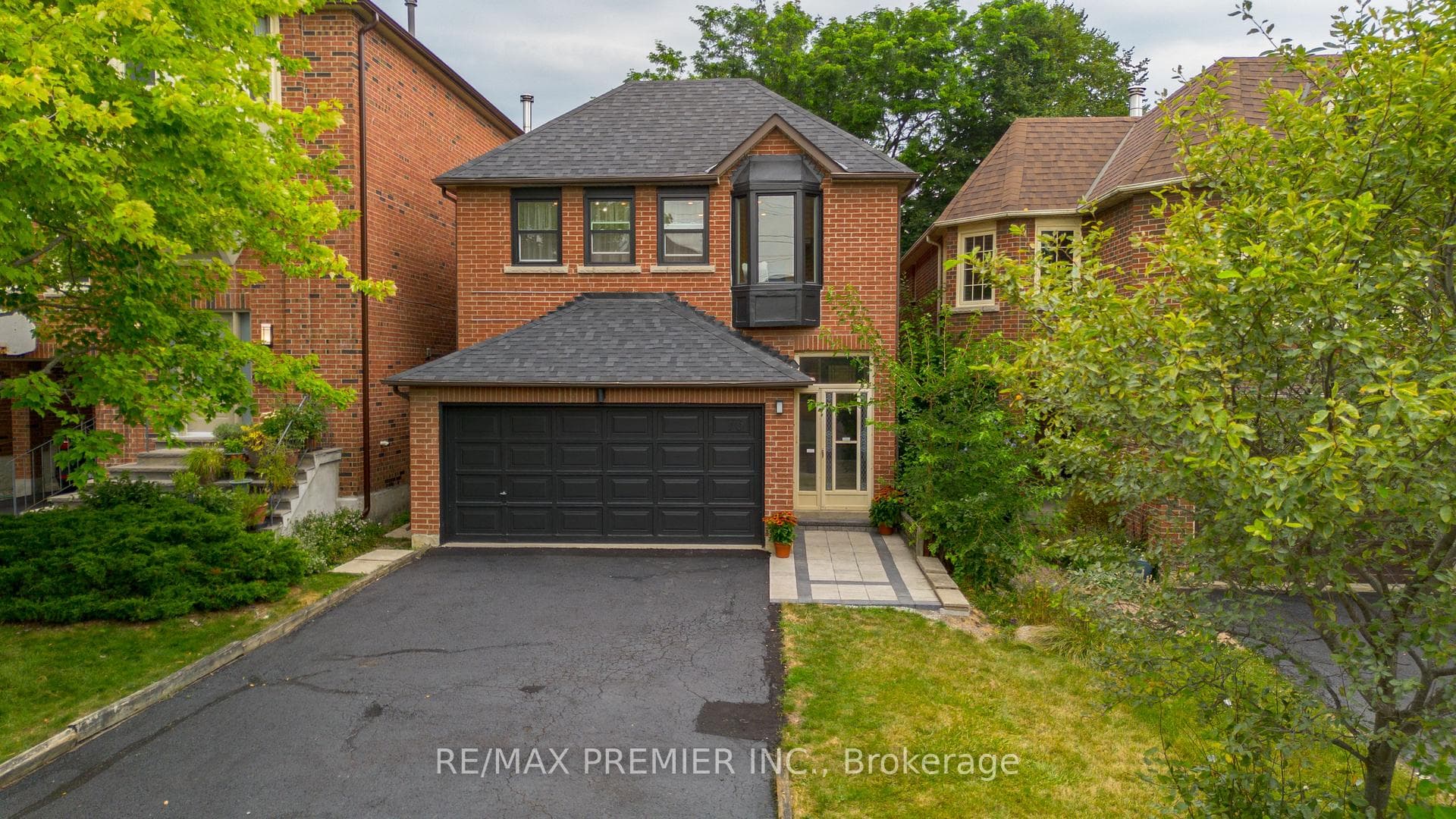 76 Roxborough Lane photo 2