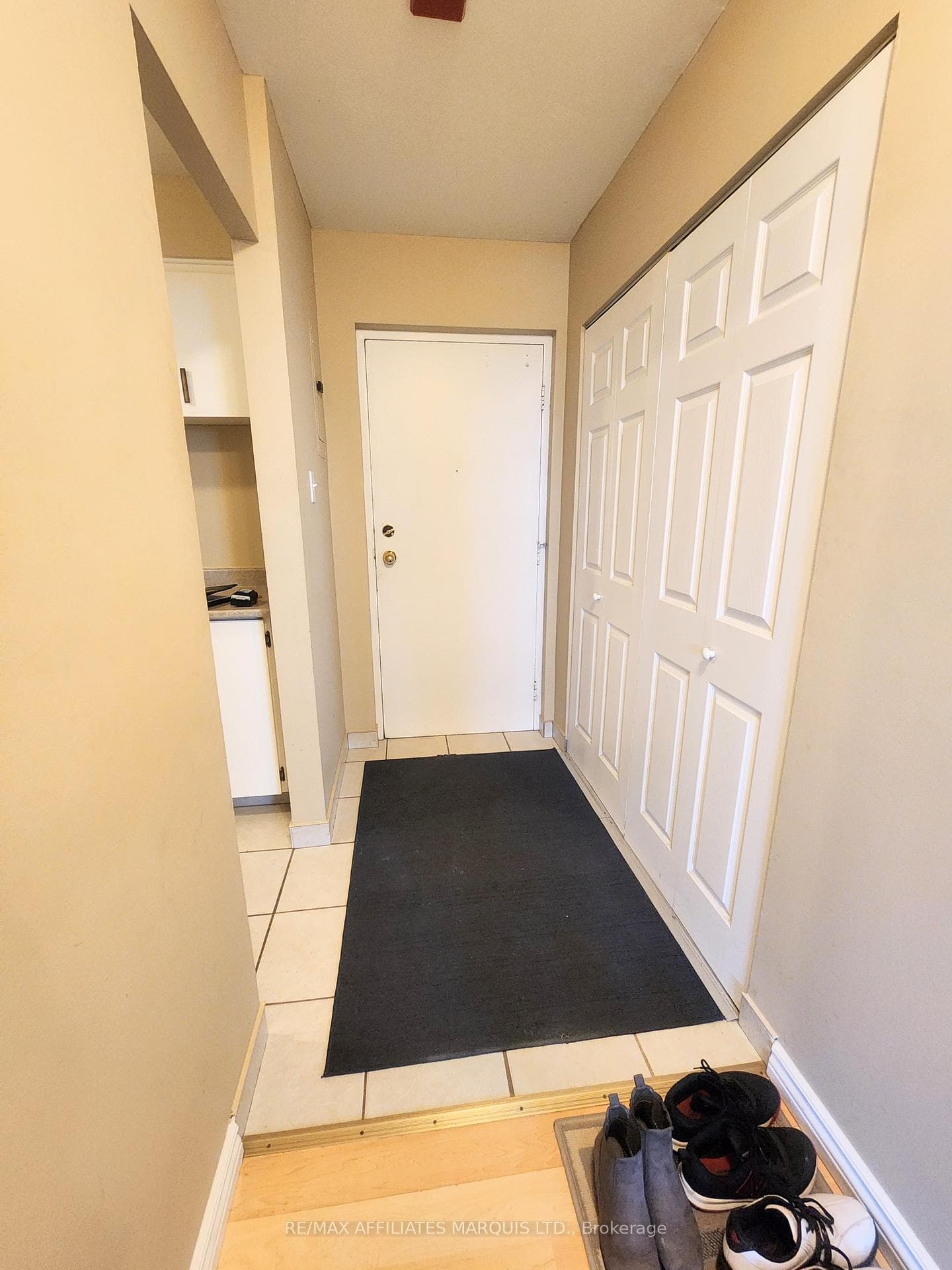 Apartment Entrance with large closet