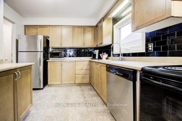 120 Hay Crescent photo 8
