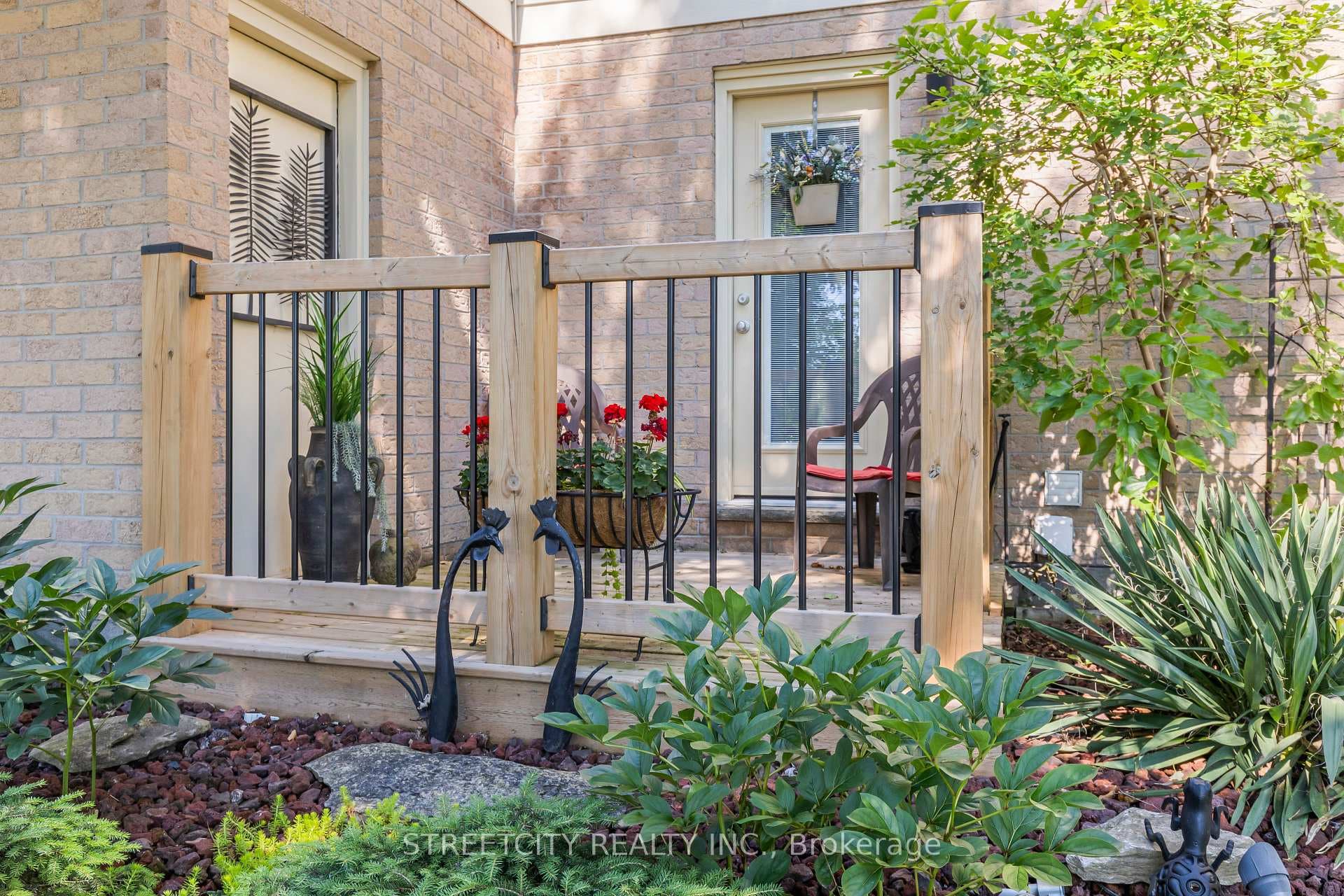 2 Parkside Crescent photo 33