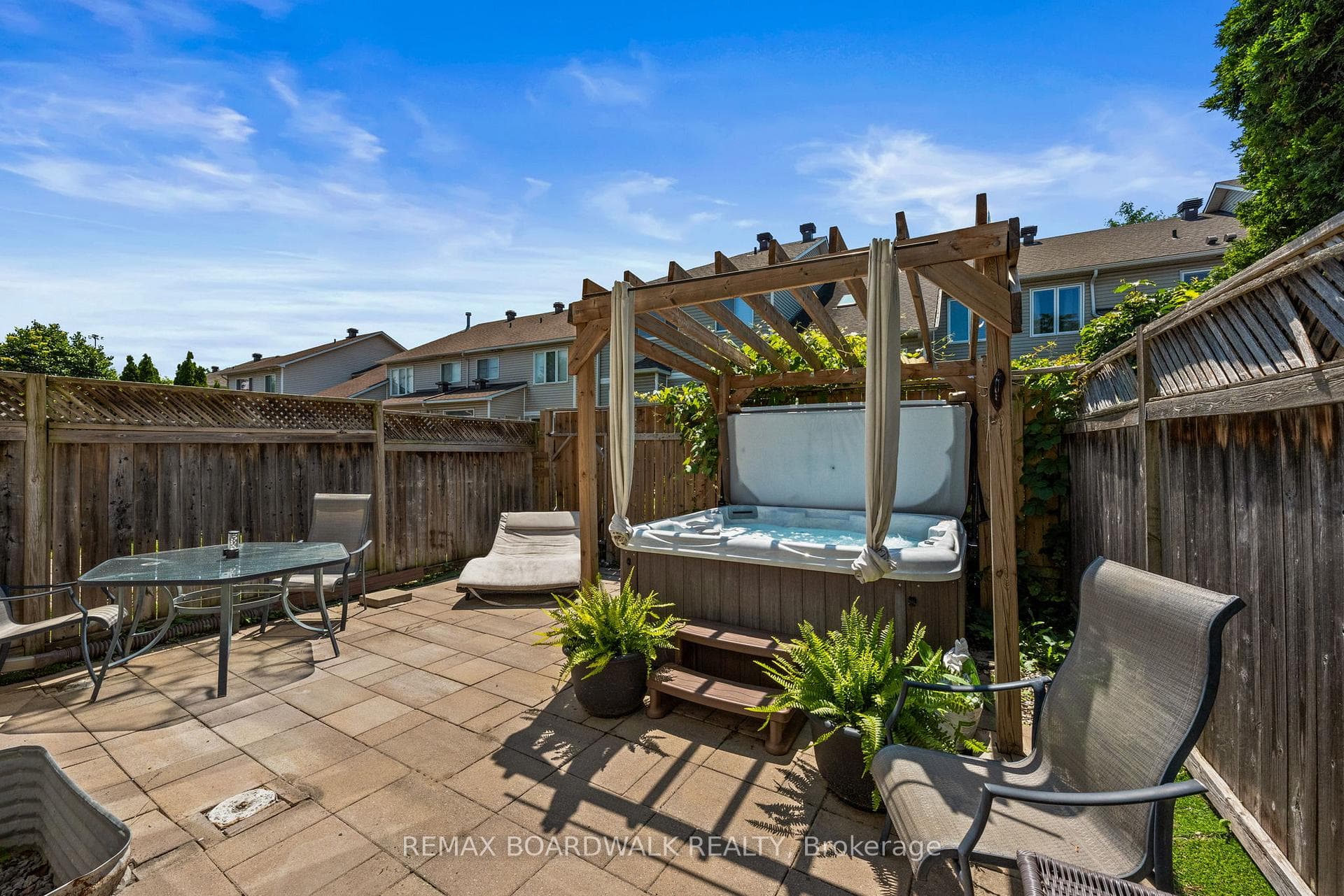 Relaxing backyard with Hot Tub
