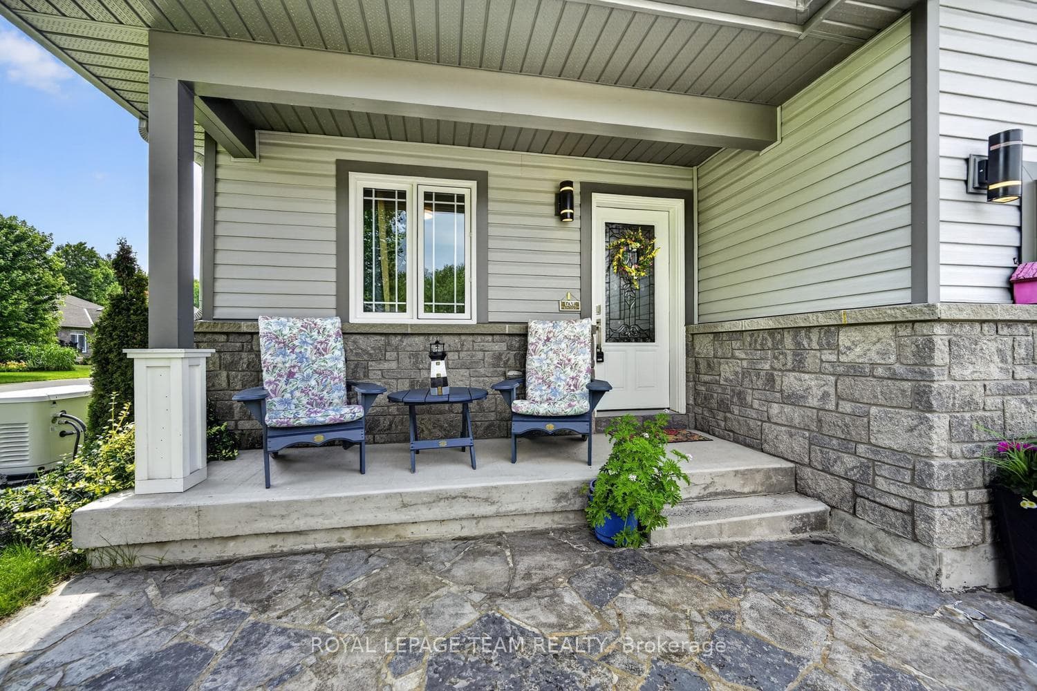 Front sitting area with main entrance