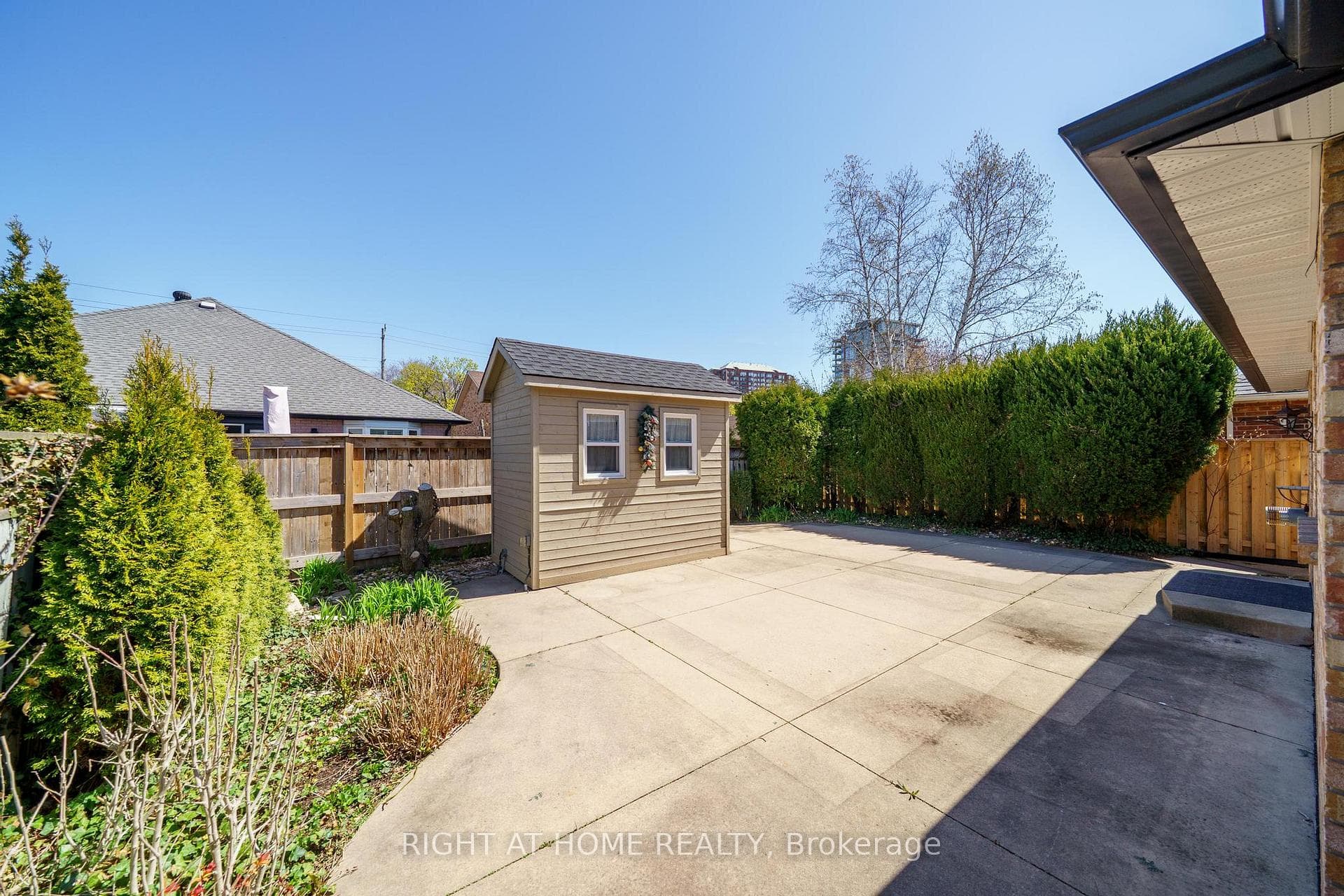 615 Young Avenue photo 46