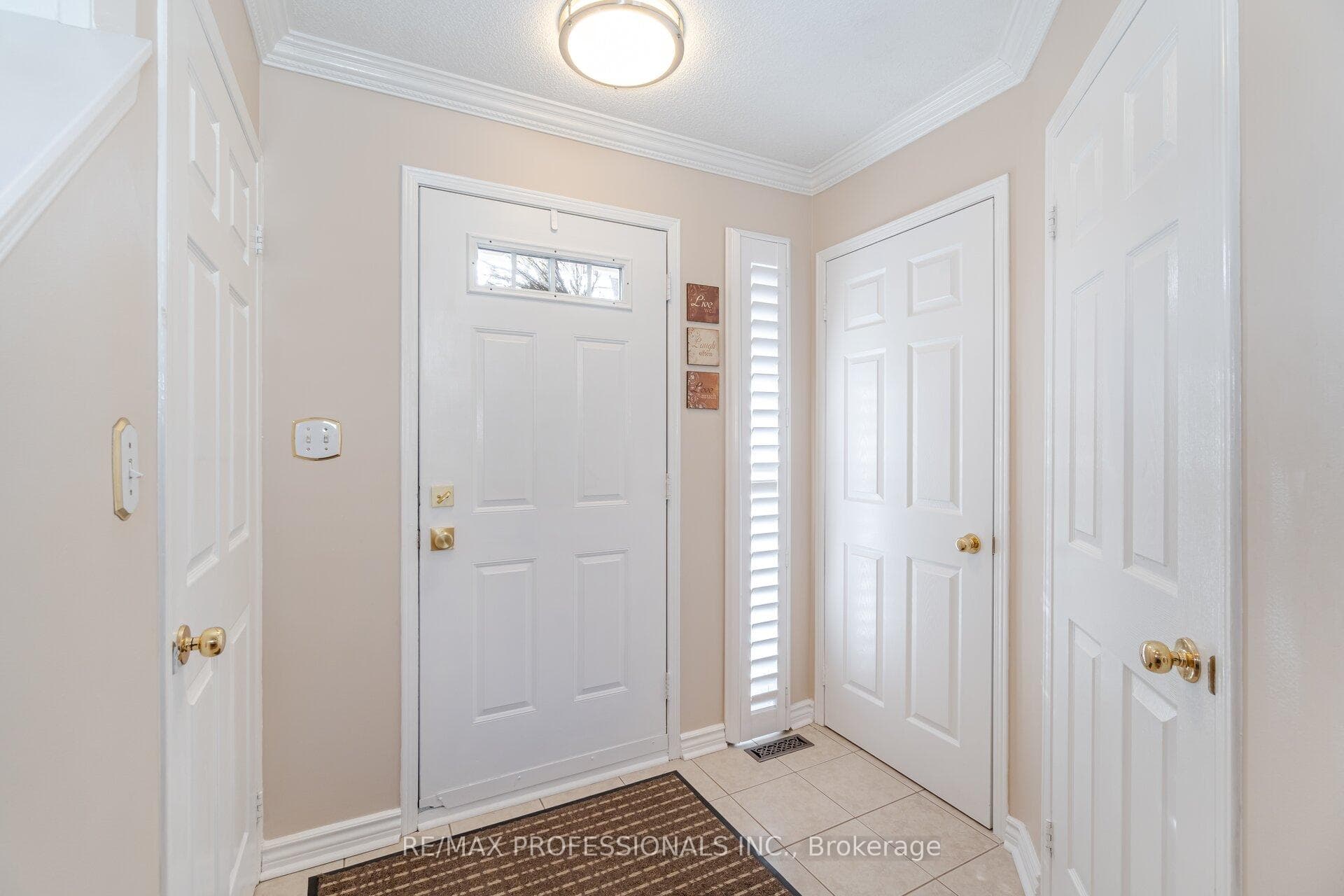Foyer-Access 2 Pc.Bathrm, Liv.Rm,W/O Bsmt,Garage
