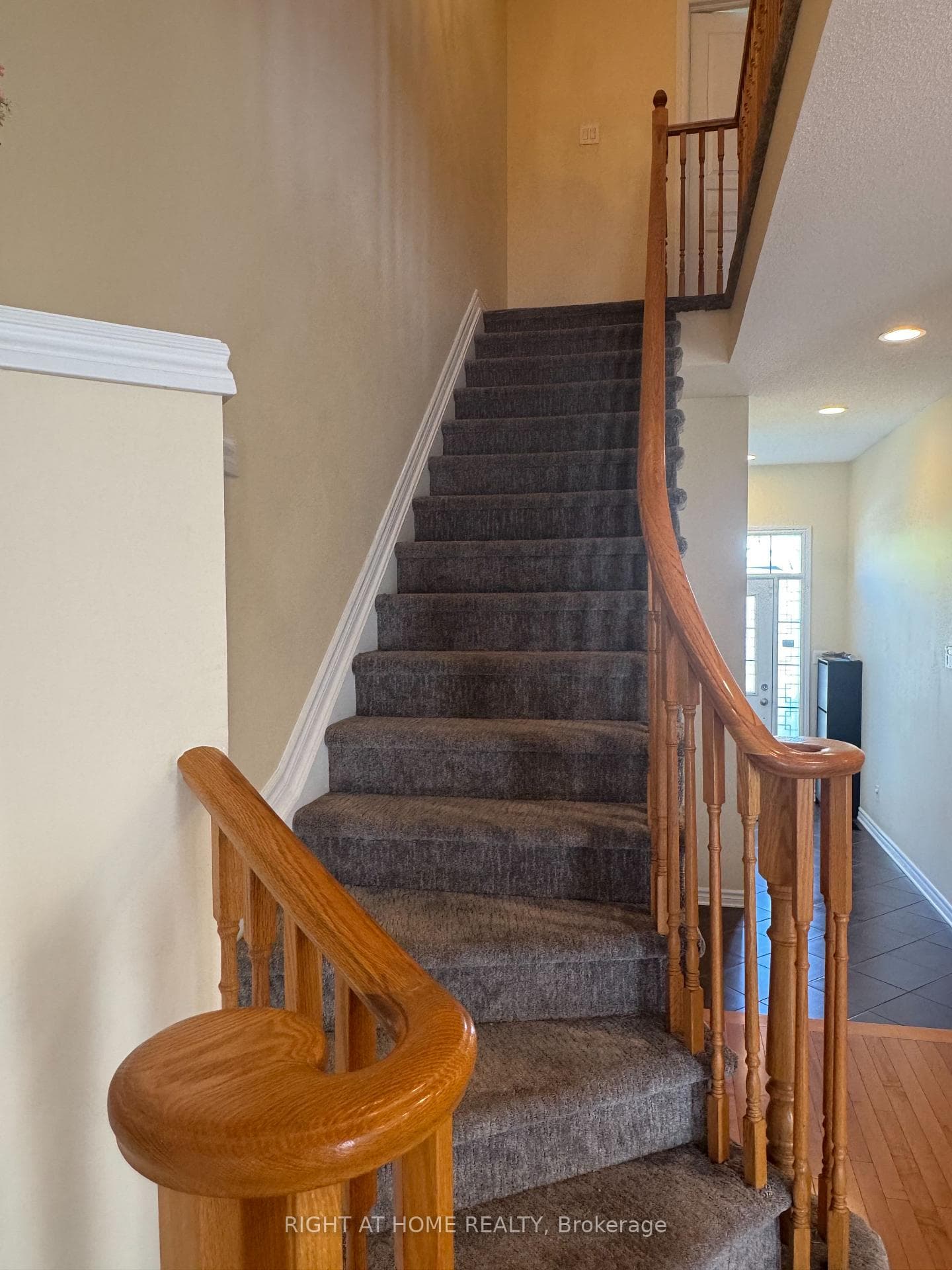 253 WAYMARK Crescent photo 16