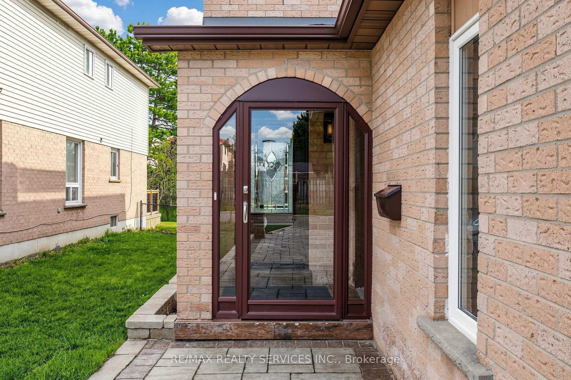 160 Newbridge Crescent photo 3