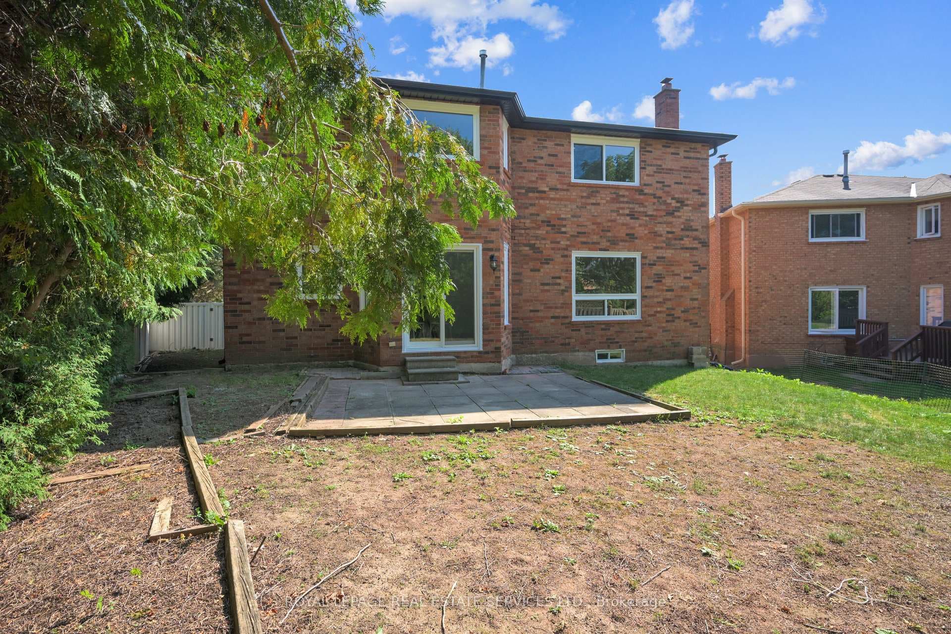 2066 Castlefield Crescent photo 35