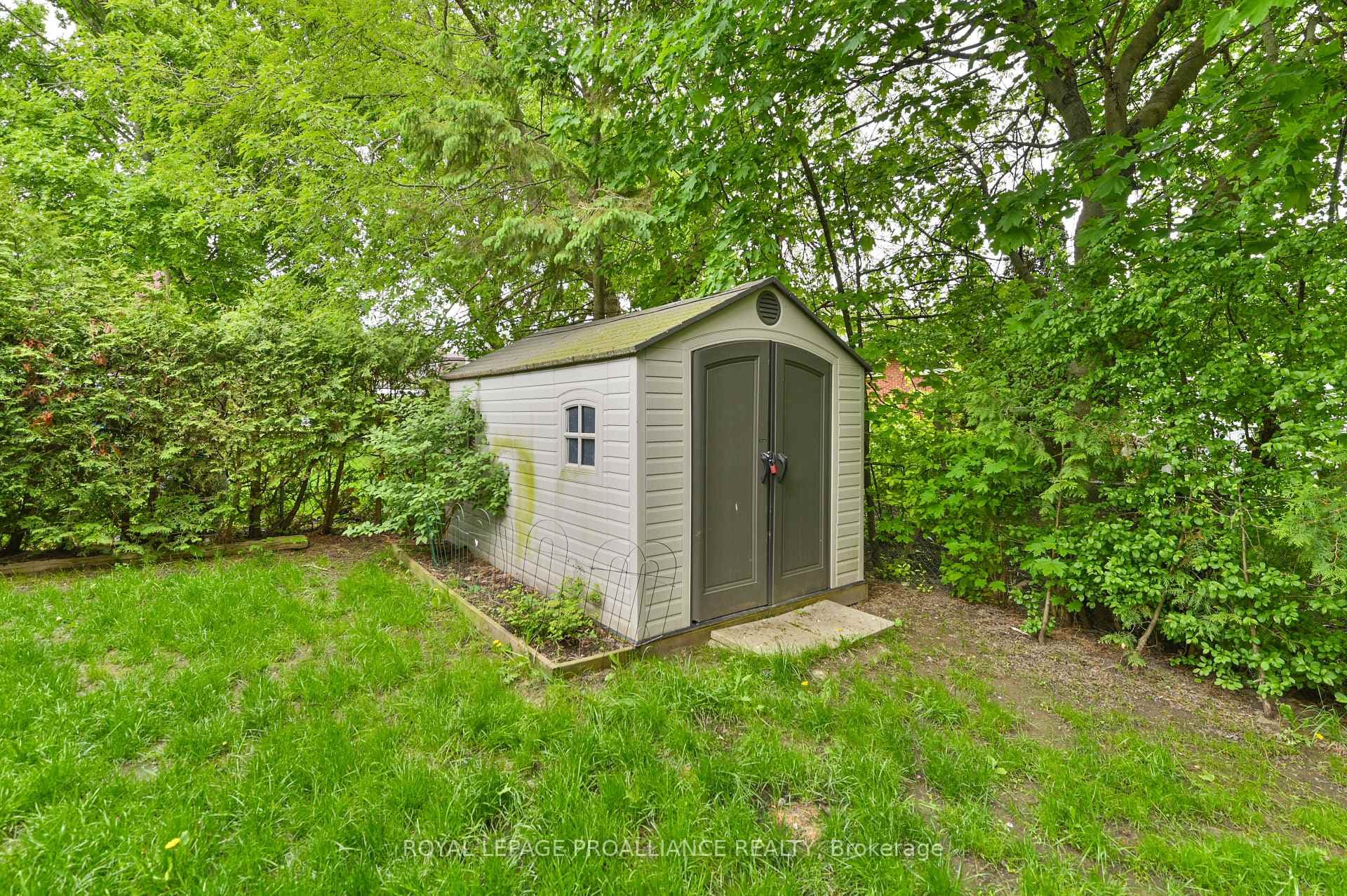 595 Victoria Avenue photo 33