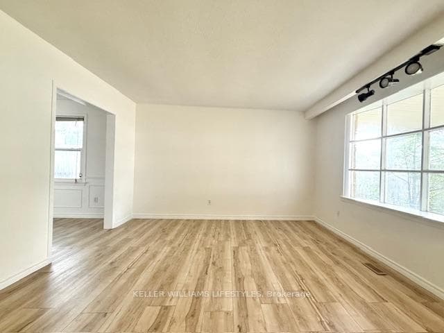 748 Algoma Avenue photo 2